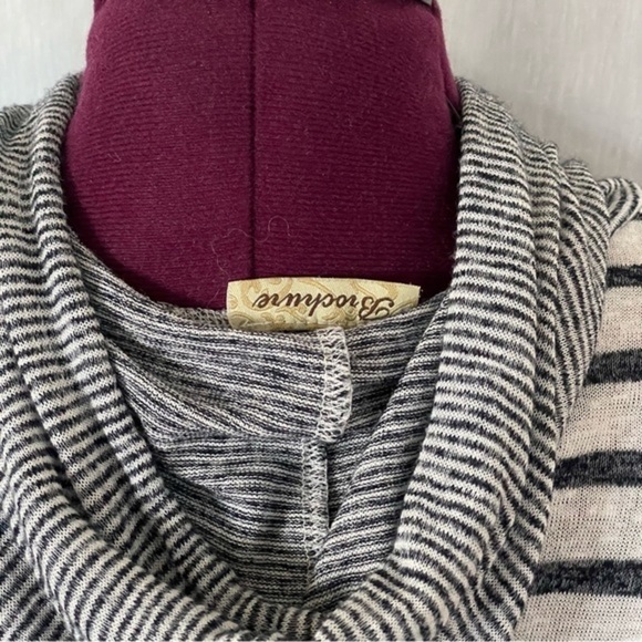 Brochure hooded striped thin sweater​ - Picture 8 of 10